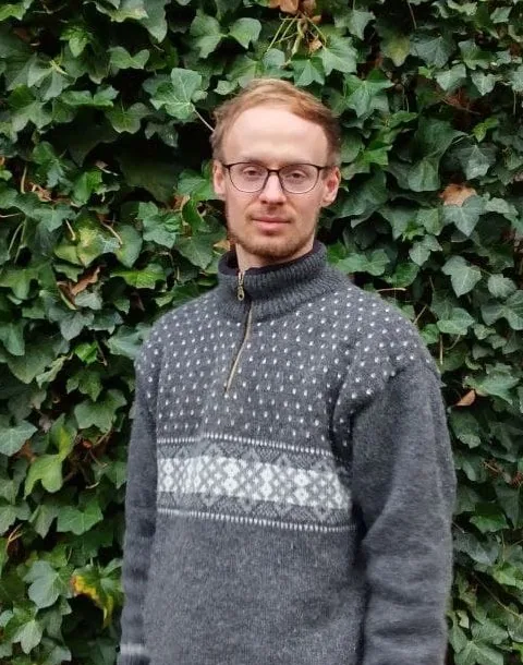 Johannes Günther vor einer Efeuwand